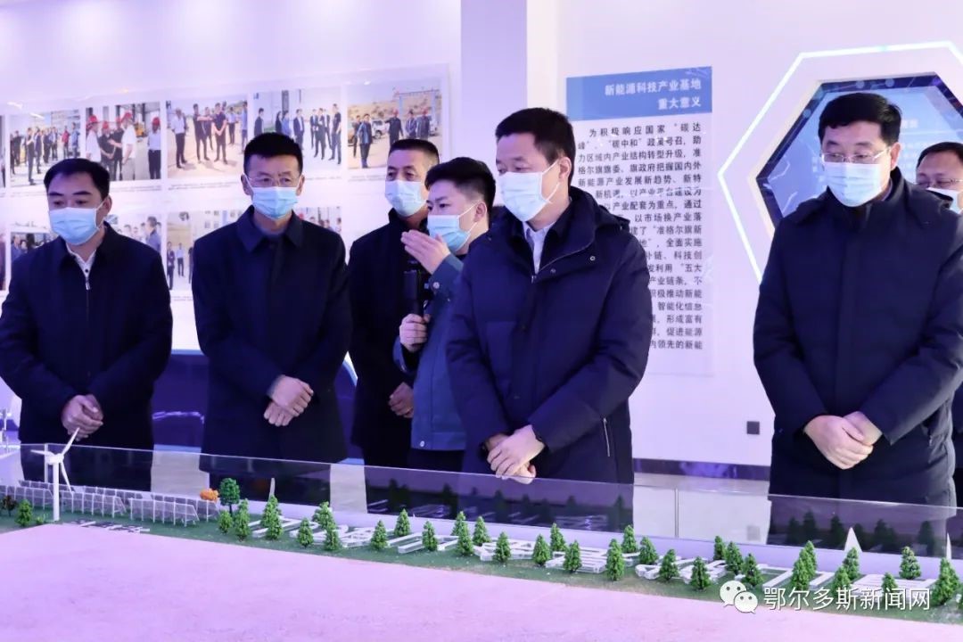 李理在沙盘.jpg